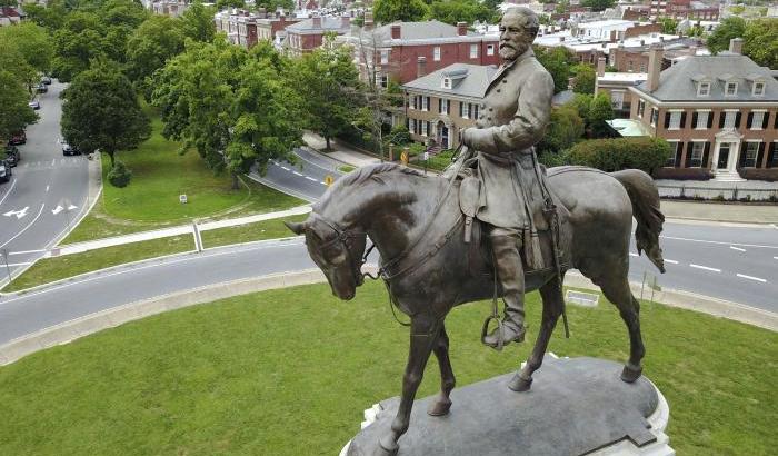 Diventata il simbolo dei razzisti: ordinata la rimozione della statua del generale Lee