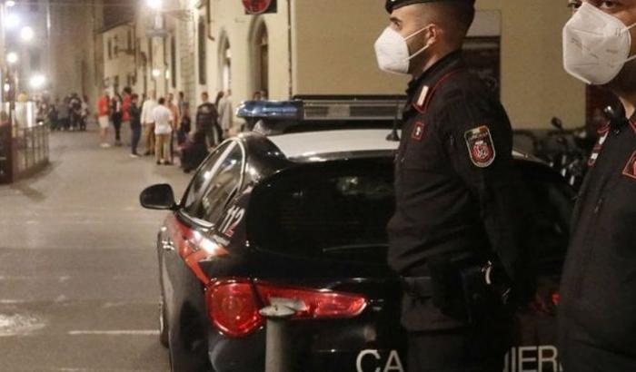 Un uomo picchia la moglie e la insulta: "Comunista di m**da, viva il Duce": arrestato