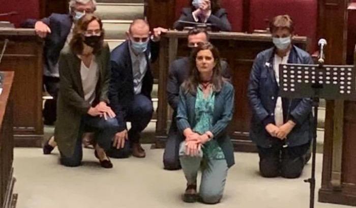 Laura Boldrini si inginocchia contro il razzismo e Fratelli d'Italia tuona: "Una sceneggiata"