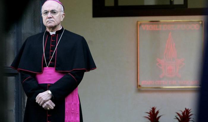 Negazionisti e no-vax hanno un nuovo alleato: monsignor Viganò, il 'nemico' di papa Francesco
