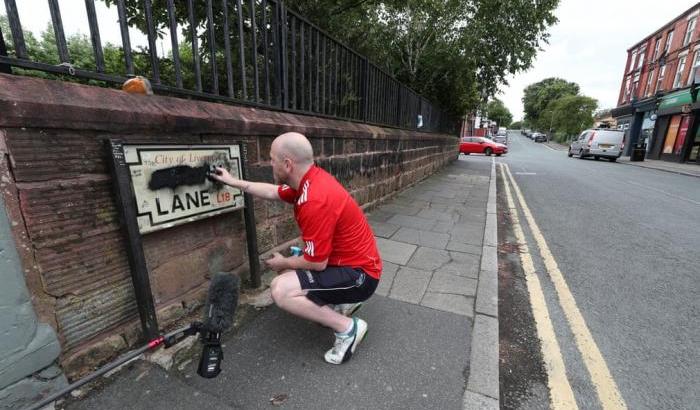 Penny Lane uguale razzismo? Targa imbrattata e il sindaco di Liverpool accusa: "Vandalismo"