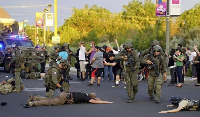 Le milizie di destra sparano contro i manifestanti anti-razzisti nel New Mexico