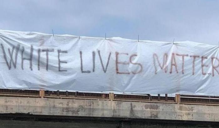 Dopo i raid razzisti nel bar di una donna africana, a Rezzato compare uno striscione 'White Lives Matter'