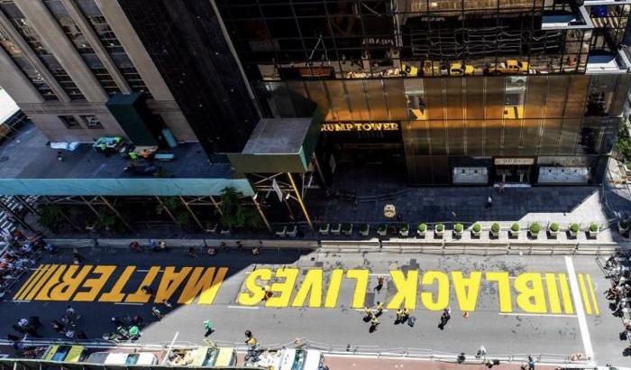 L'America anti-razzista: 'Black Lives Matter' a caratteri cubitali di fronte alla Trump Tower