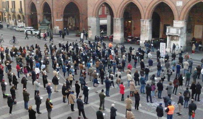 I sentinelli in piedi tornano a manifestare contro i diritti degli altri: in 100 piazze contro la legge contro l'omofobia