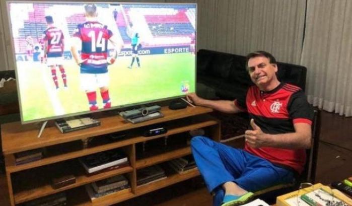 Mentre in Brasile si muore di Covid Bolsonaro esulta per il Flamengo: è polemica