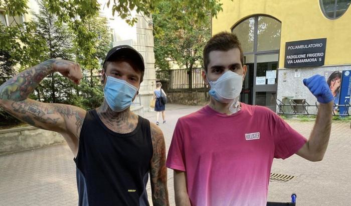 Bocelli 'offeso' dal lockdown, Fedez gli 'presenta' un ragazzo malato di Covid: "Fai silenzio"