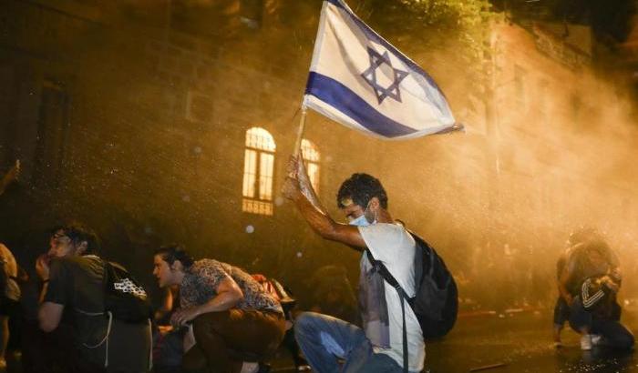Israele, il "popolo di Bibi Netanyahu" in rivolta: "È tempo che si faccia da parte"