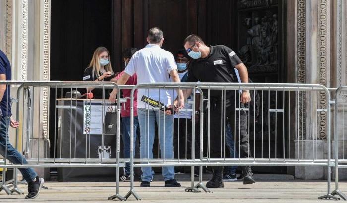Paura al Duomo di Milano: prende in ostaggio un vigilante ma dopo si lascia arrestare