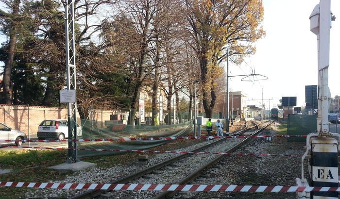 Guasto al passaggio a livello, donna di 34 anni travolta e uccisa da un treno