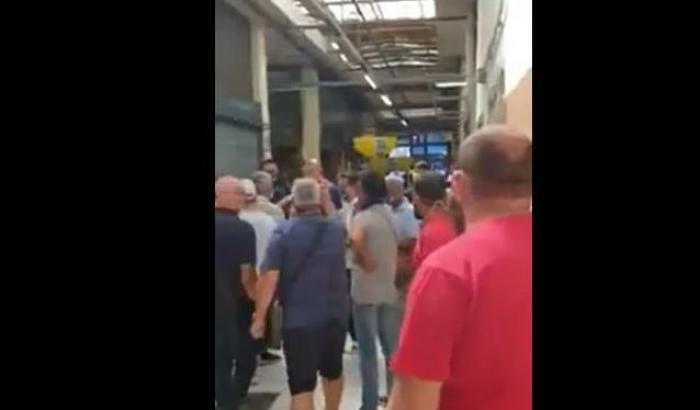 I leghisti fanno la passerella elettorale a Napoli, accolti dalle proteste: "Non vi vogliamo qui"