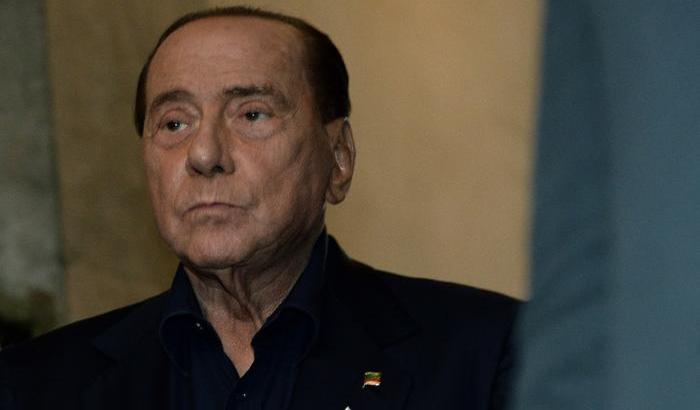 Altro che asintomatico: Berlusconi rivela candido che aveva la febbre e svela le bugie di Zangrillo