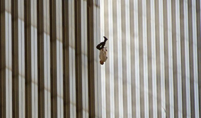The Falling Man: venti anni dopo l'11 settembre, quell'uomo sta ancora precipitando
