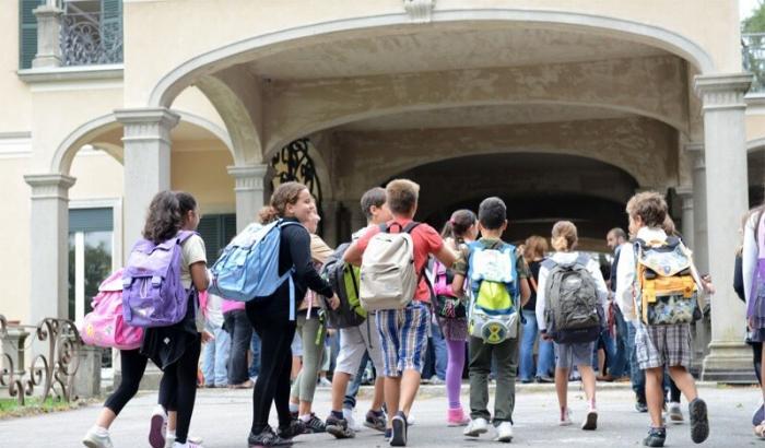 Brindisi torna negli anni 50. In una scuola divise diverse per maschi e femmine, scoppia la protesta