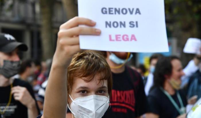 Genova accoglie Salvini con un corteo di protesta: "Via i fascisti dalla città"