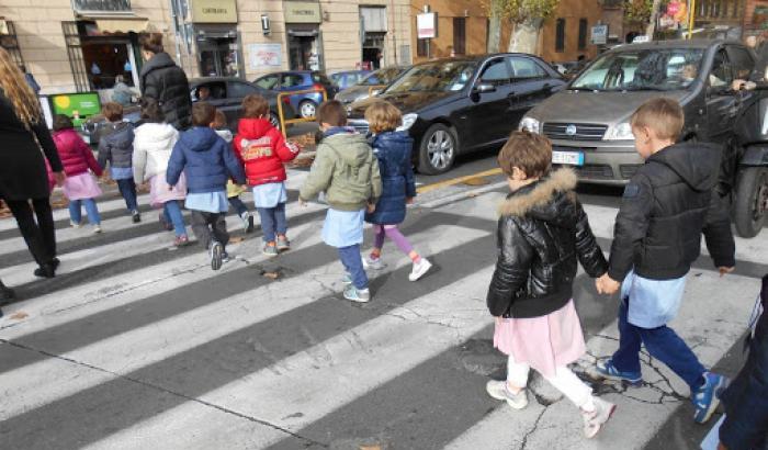 Una banale lite fra genitori davanti a scuola finisce male: accoltellato un papà