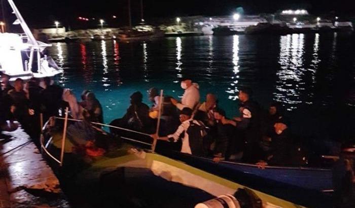 Lampedusa, cronaca di una notte di sbarchi e il 'pacchetto della paura'