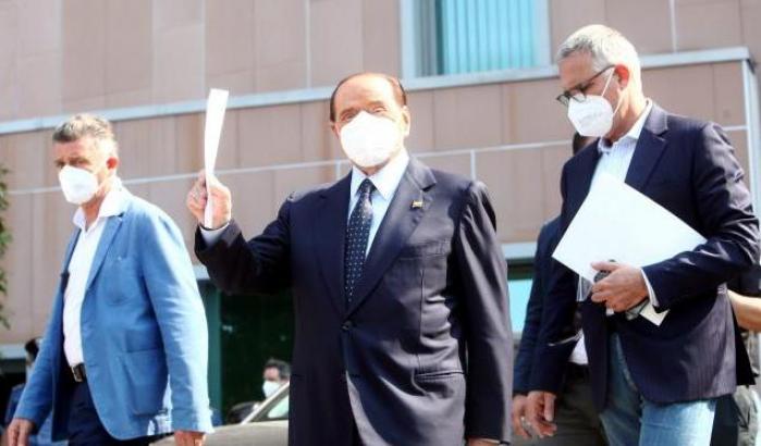 Berlusconi non crede più al Covid clinicamente inesistente: "Restate a casa"