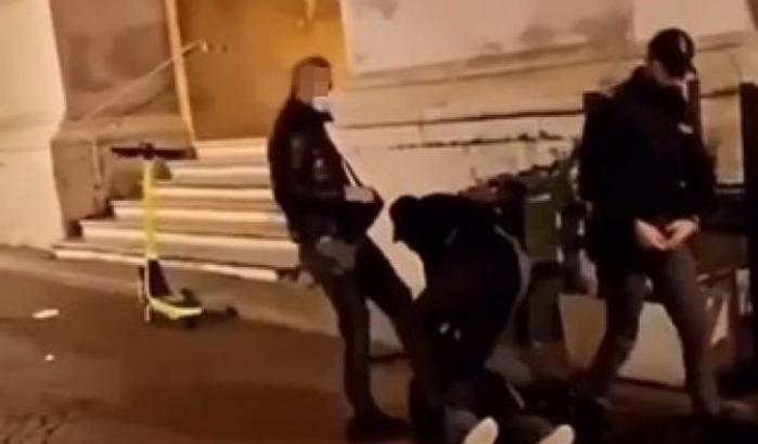 Parma, poliziotto dà un calcio in testa a un manifestante bloccato a terra