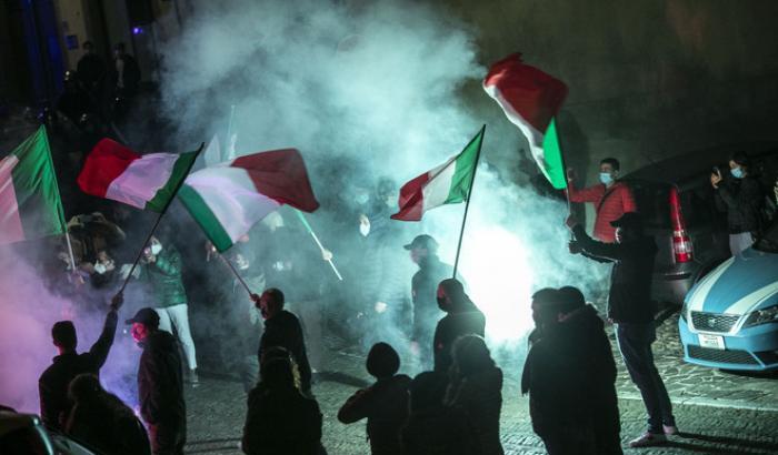 Lega irresponsabile: con negazionisti e fascisti a protestare sotto casa del sindaco di Bergamo