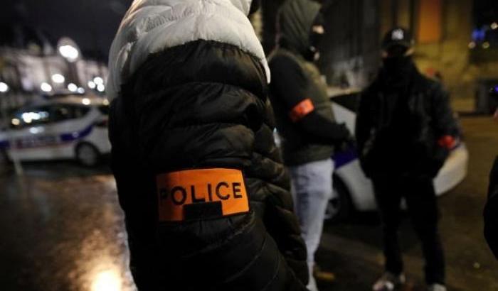 In Francia 300 persone accalcate in un festa illegale aggrediscono la polizia