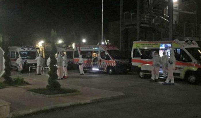 Negazionista prende a calci l'ambulanza che soccorreva un malato: "Fate terrorismo"