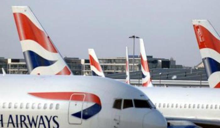 Una hostess offre online prestazioni sessuali in aereo: indagine interna della British Airways