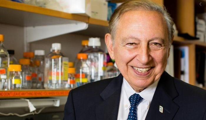 Il virologo Robert Gallo: "La pandemia non finirà nel 2021, io mi vaccinerò"