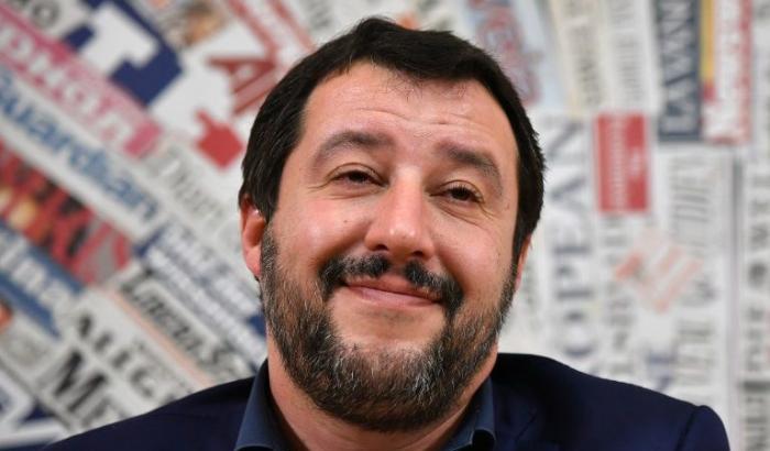 Pur di fare polemica Salvini si traveste da benefattore: "A Natale uscirò lo stesso per portare coperte ai clochard"