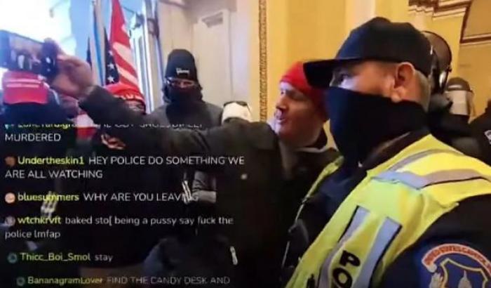 I selfie dei poliziotti Usa con i golpisti di Capitol Hill: il video che indigna il web