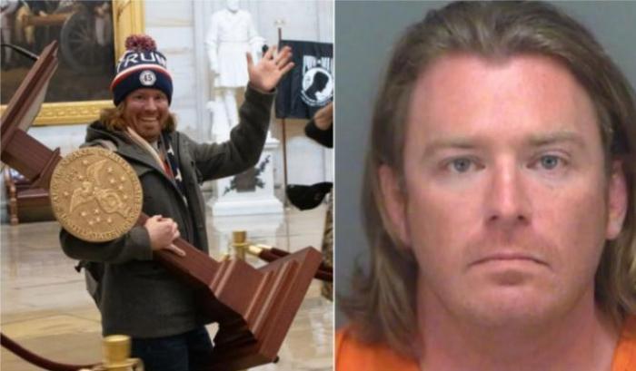 Arrestato il fascista che aveva rubato il leggìo durante l'assalto a Capitol Hill