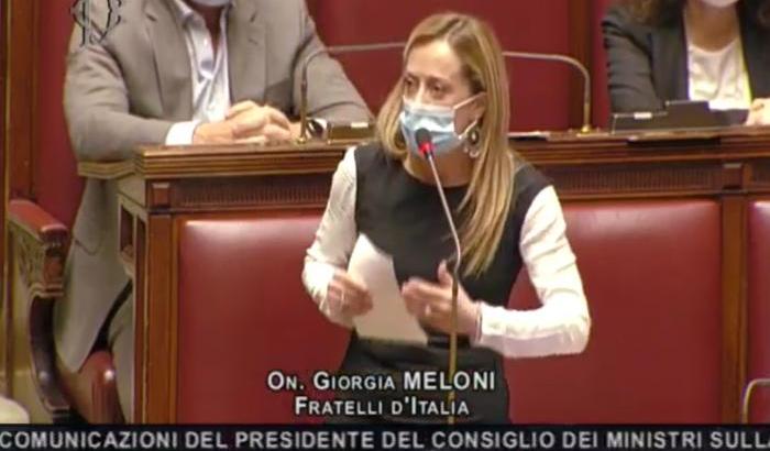 Giorgia Meloni strepita alla Camera in una pessima imitazione dello stile Trump