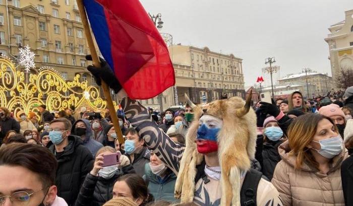 Scontri con la polizia in tutta Russia per Navalny: oltre 2.100 manifestanti arrestati
