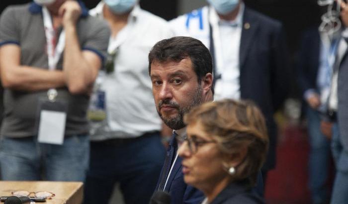La pochezza di Salvini: faceva il 'macho' che respingeva i migranti e ora si nasconde dietro a Conte