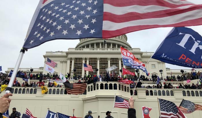 Arrestato un altro manifestante violento di Capitol Hill: aveva mandato un video con le sue gesta alla ex