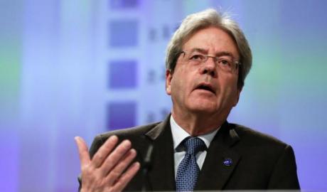 Gentiloni sulla variante Omicron: "Chi nega la validità dei vaccini dice cose che possono diventare pericolose"