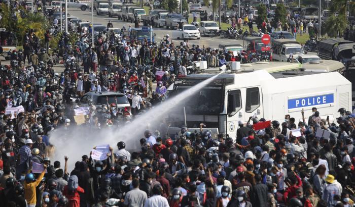 In Myanmar si allarga la protesta: aggirati i divieti della polizia