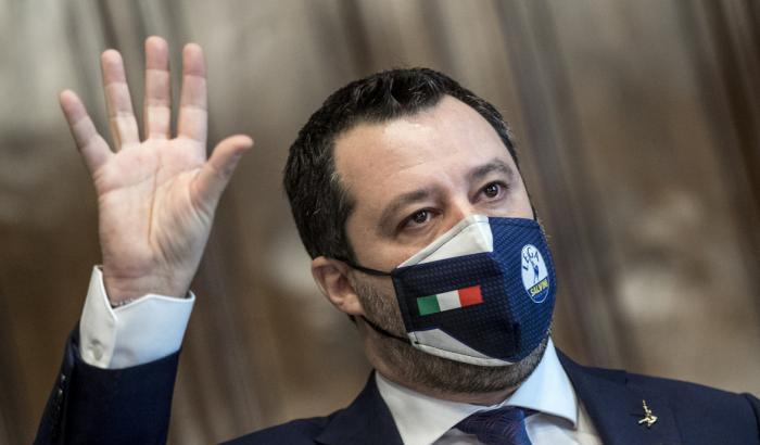 Salvini considerava 'irrispettose' le chiusure a Pasqua. Smentito da Draghi finge di adeguarsi