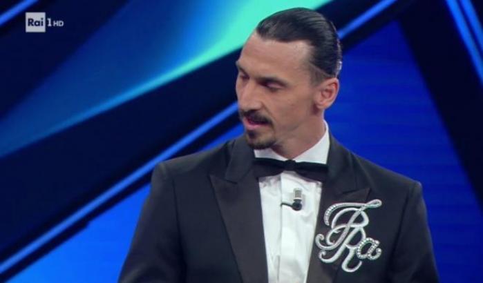 Arriva sul palco Zlatan Ibrahimovic: siparietto con Amadeus su chi è il vero direttore artistico