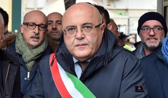 Il sindaco di Marcianise contro gli assembramenti dei giovani: "Un fallimento dei genitori"