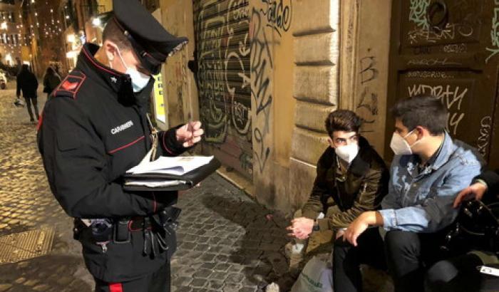 I soliti irresponsabili: festa senza mascherine a Torino, arrivano i carabinieri