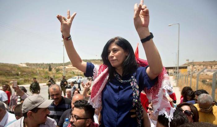 Khalida Jarrar, una donna di Palestina. Il suo coraggio e l'infamia dei carcerieri