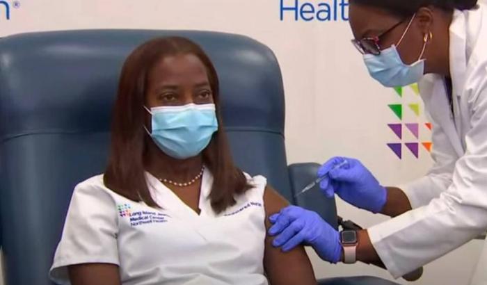 Negli Usa chi si è vaccinato potrà incontrarsi al chiuso senza mascherine