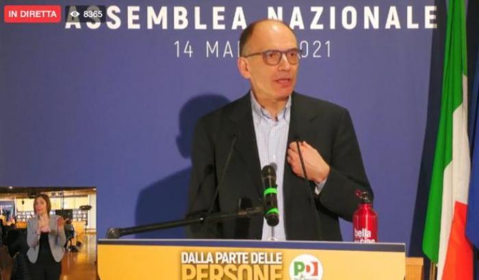 Letta con una borraccia con scritto Bella Ciao: e la destra (nemica della Resistenza) parte all'attacco