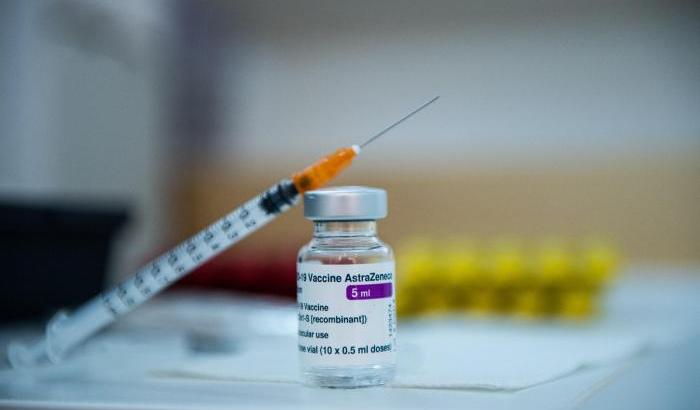 Docente muore a Biella dopo vaccino AstraZeneca: sospeso un lotto nel Piemonte