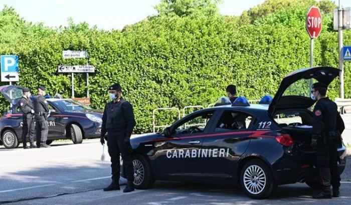 Sequestra la fidanzata e la costringe a camminare nuda nel bosco: arrestato