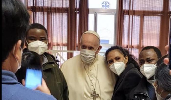 L'incontro di Papa Francesco con i clochard in attesa di vaccino in Vaticano