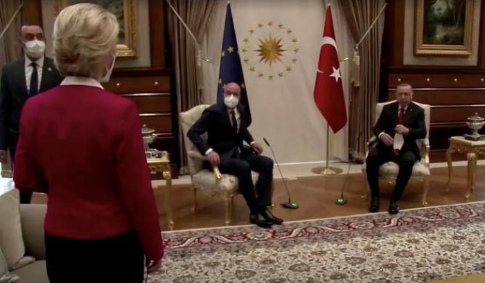 Cavusoglu difende la sfrontatezza di Erdogan: “Sedia vuota? Rispettato il protocollo”