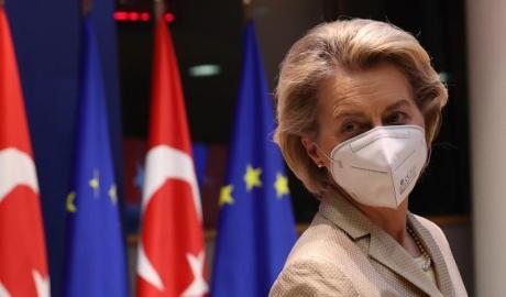 La variante Omicron porta l'Europa a pensare a un obbligo vaccinale. Von der Leyen: "Discutiamone"