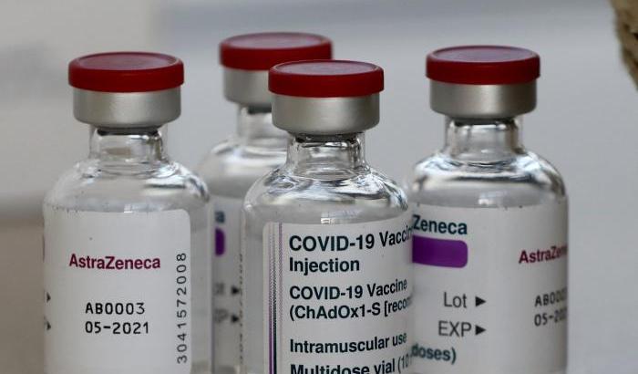 AstraZeneca, la Francia ha deciso di dare altro vaccino per la seconda dose agli over 50